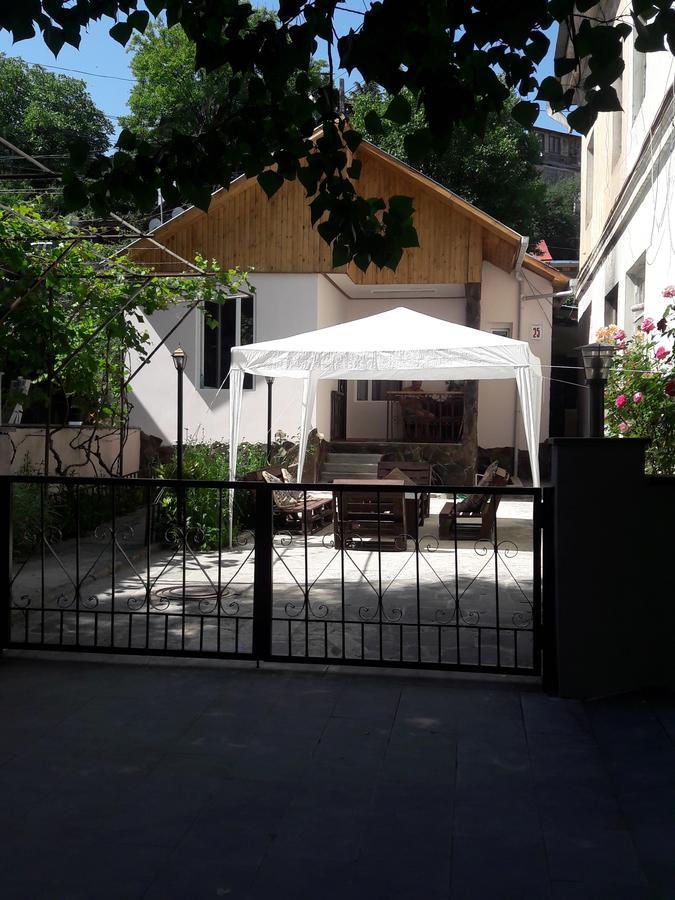 Ira & Vaso'S Guest House Borjomipark Bagian luar foto
